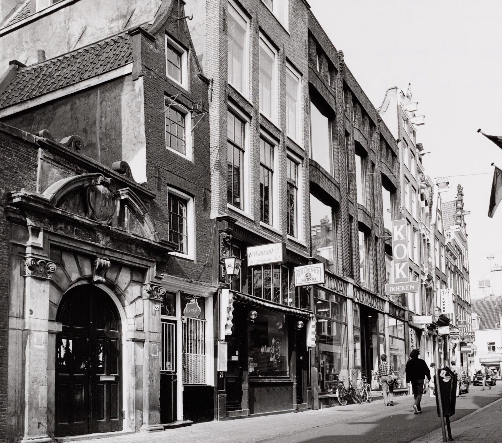 e Oude Hoogstraat met écht het smalste huisje van Amsterdam.