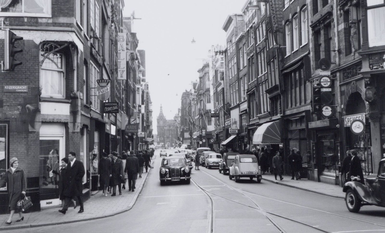 Dat kon toen nog: auto's door de Leidsestraat