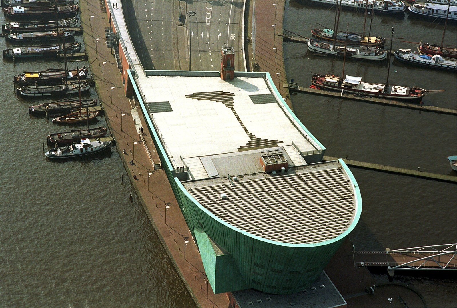 Het dak van NEMO boven de ingang van de IJtunnel.