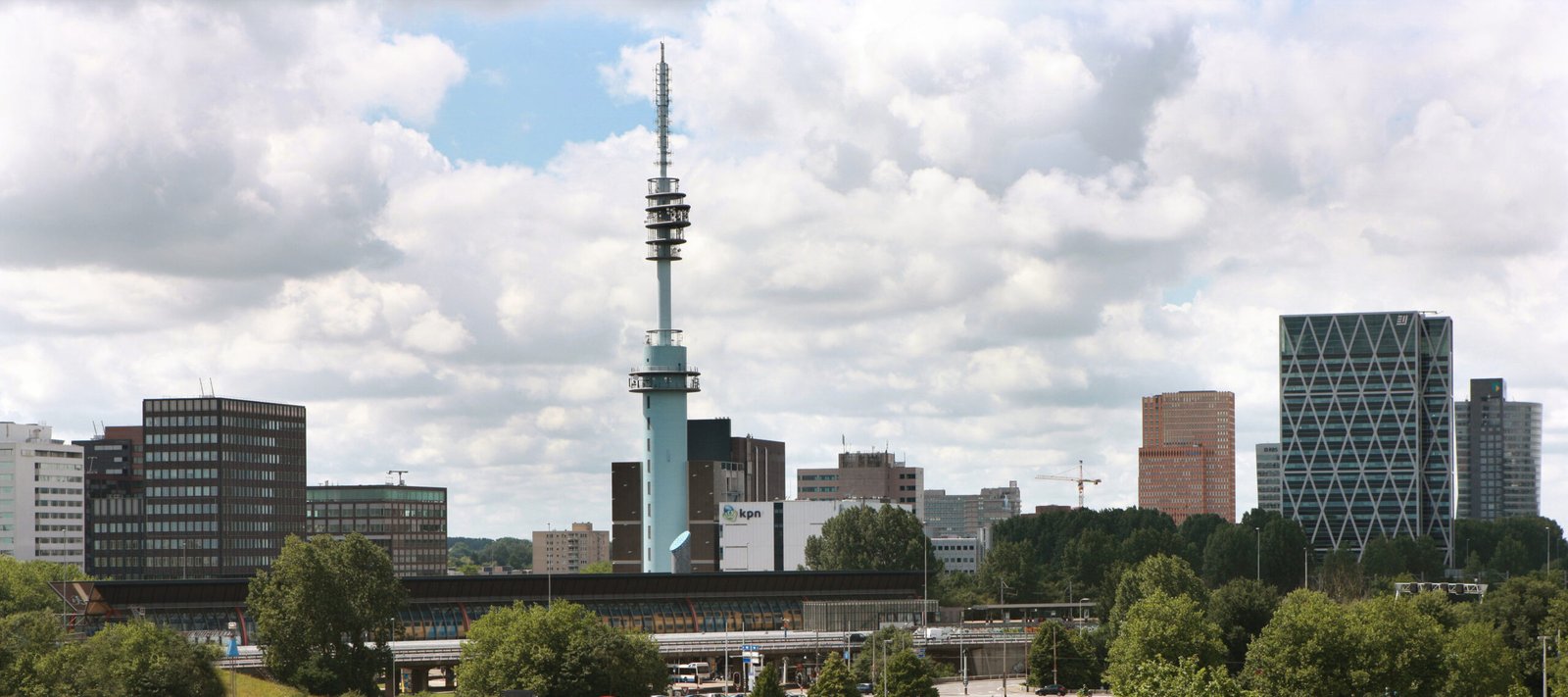 De KPN-toren op de Zuidas: zendmast met karakter en verhaal