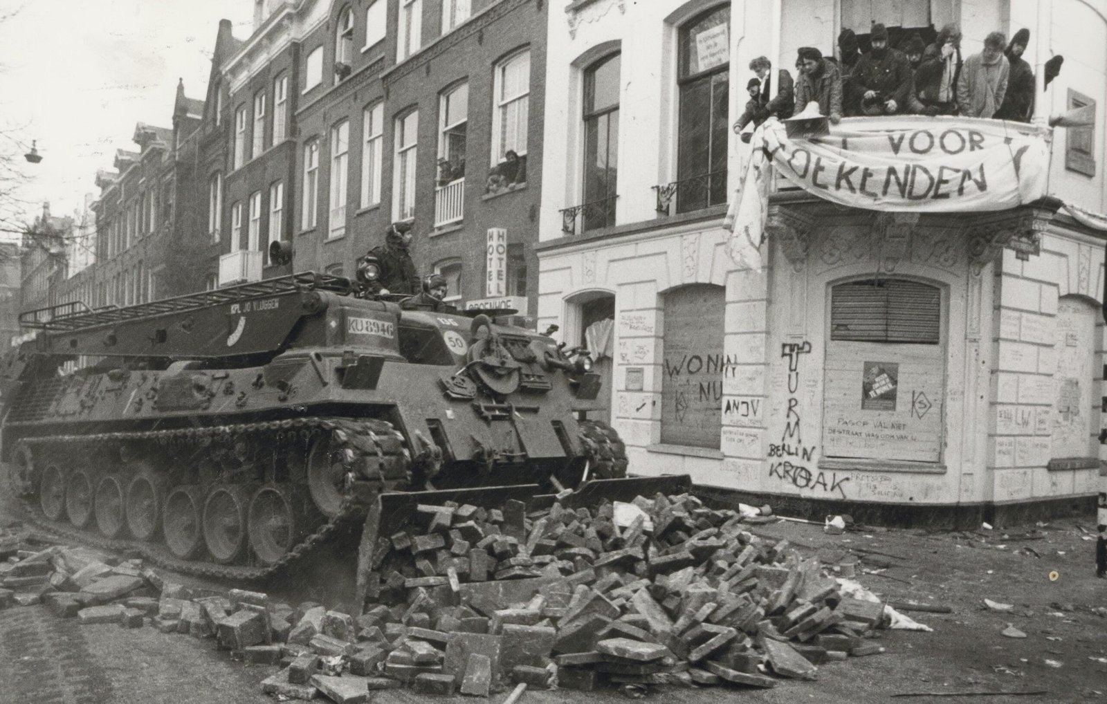 Legertanks in de stad tijdens 'De Slag om de Vondelstraat'
