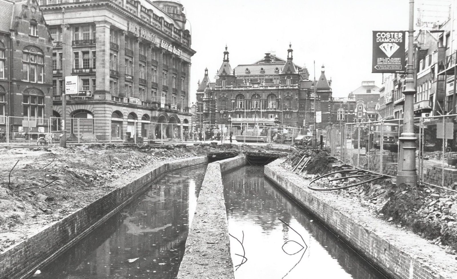 De Lijnbaansgracht op het Kleine-Gartmanplantsoen tijdens de bouw van een overkluizing in april 1987
