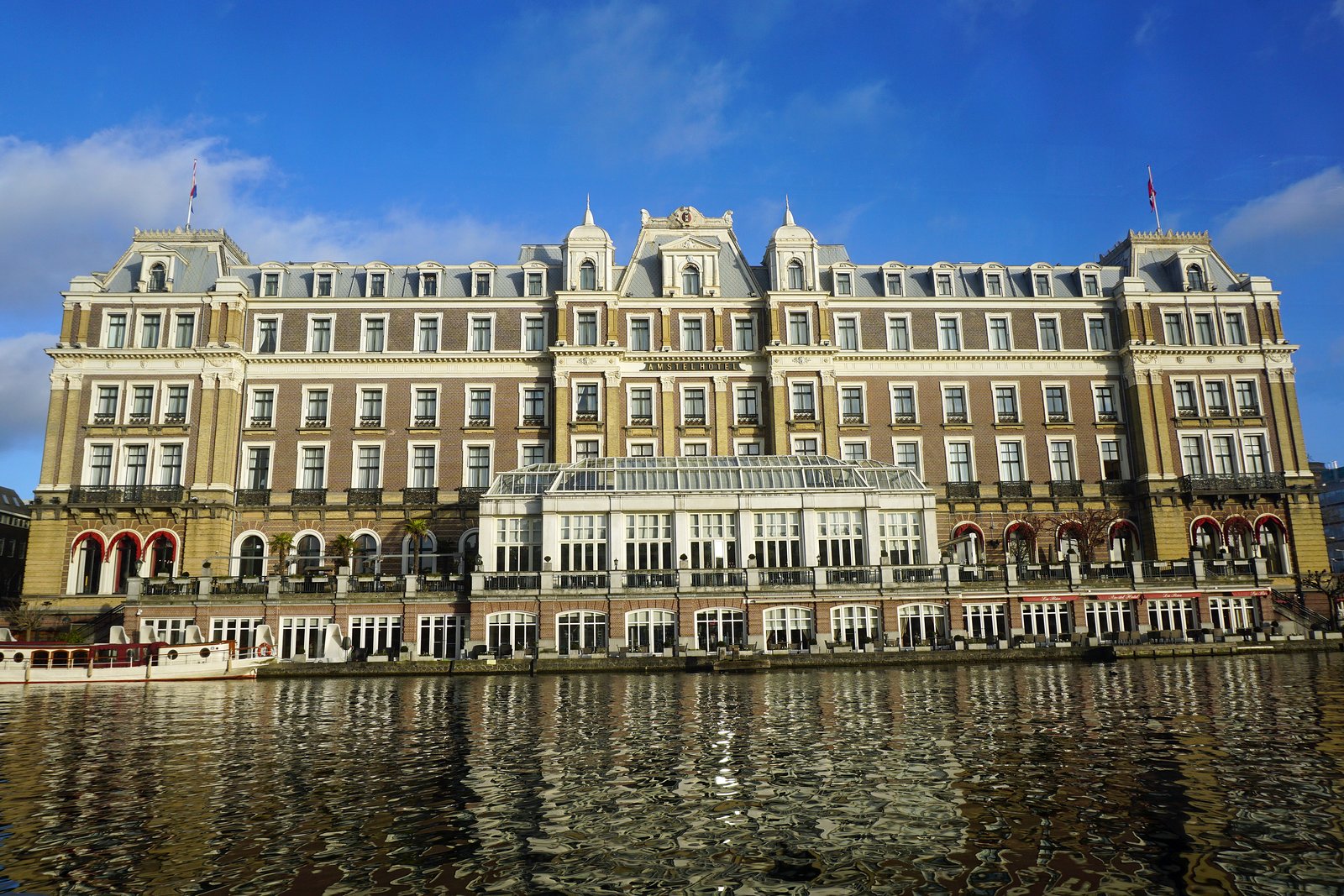Het Amstel Hotel in Amsterdam gezien vanaf de Amstel