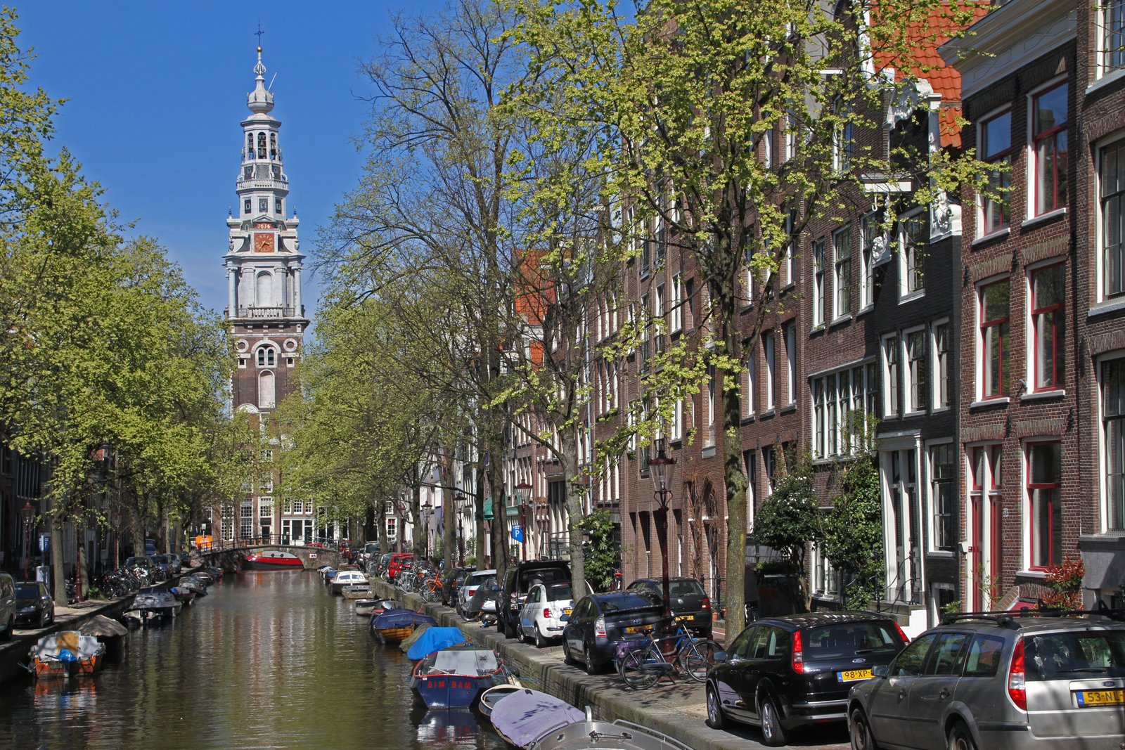 De Groenburgwal met bootjes en grachtenpanden, met de Zuiderkerktoren op de achtergrond