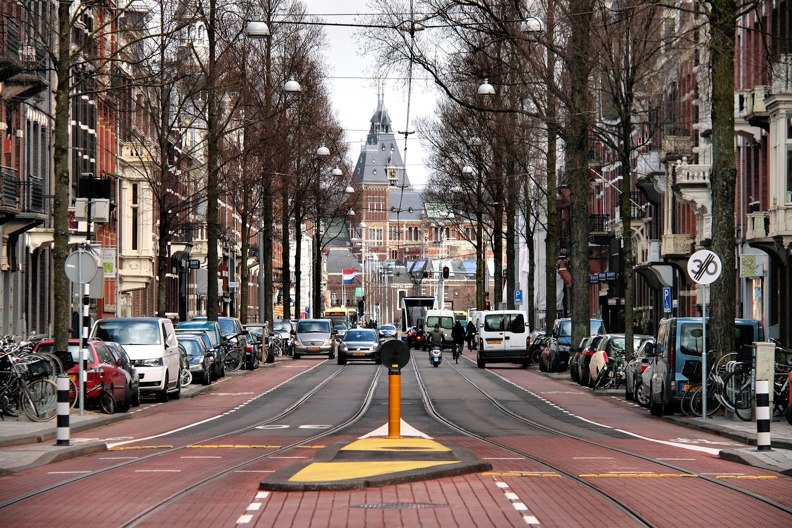 Straatbeeld van de Willemsparkweg in Oud-Zuid met bomen en herenhuizen