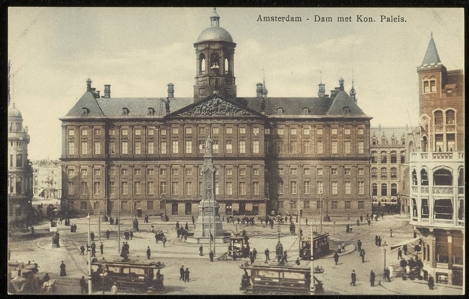 Ingekleurde ansichtkaart van het Paleis op de Dam met Naatje en trams, rond 1920