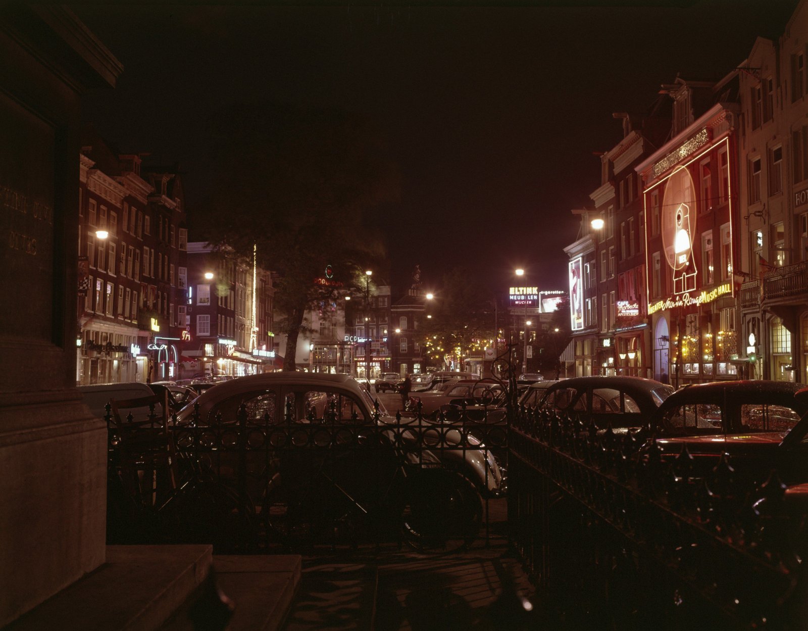 Het Thorbeckeplein in Amsterdam bij nacht met verlichte cafes