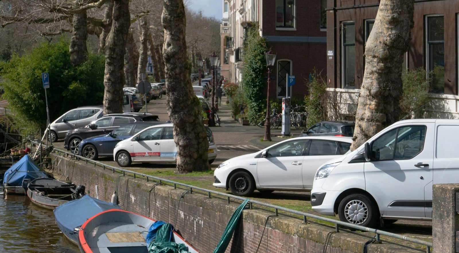 De railing langs de kademuur: hier is hij voor...