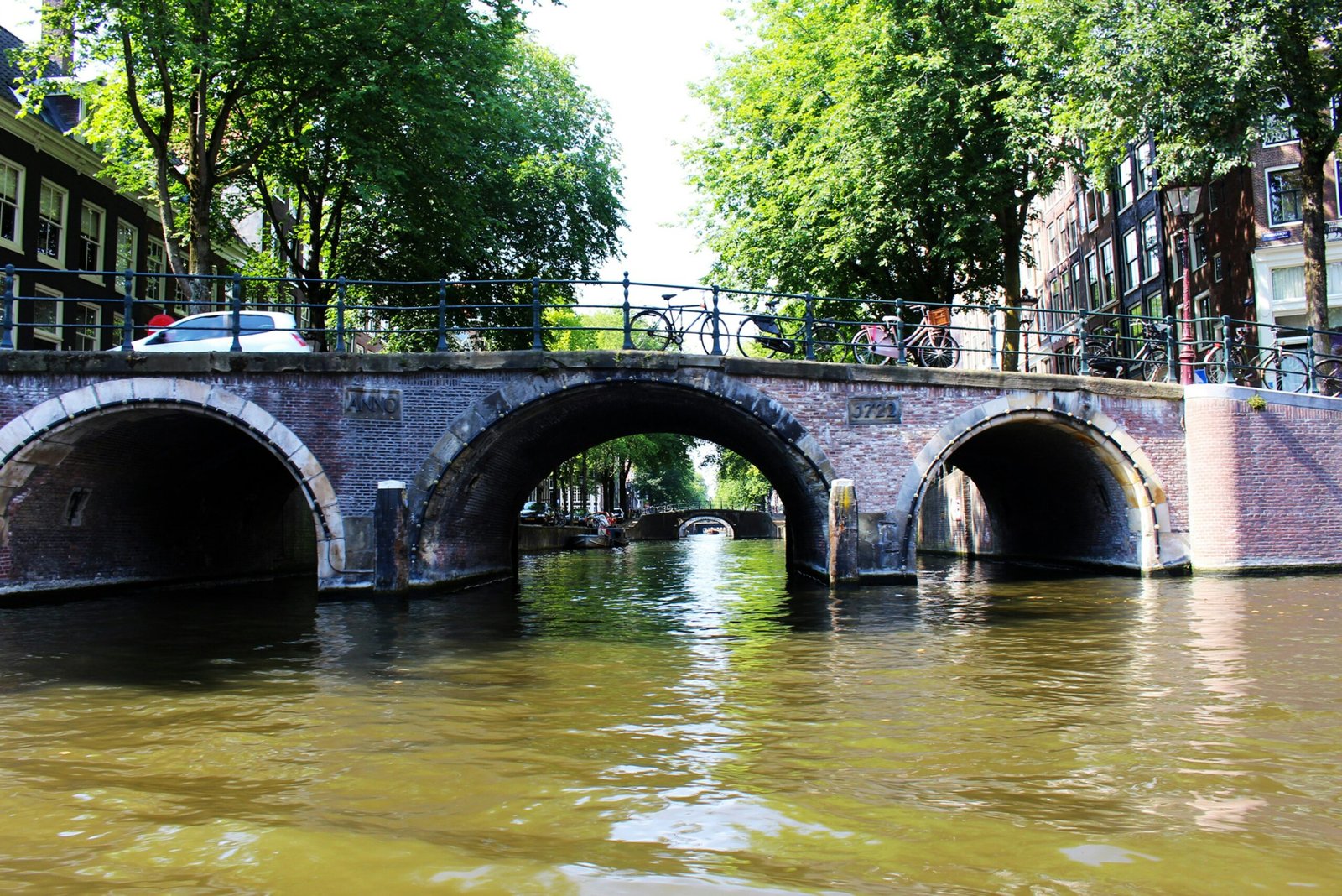 Waarom eindigen zoveel Amsterdamse bruggen op '-sluis'?