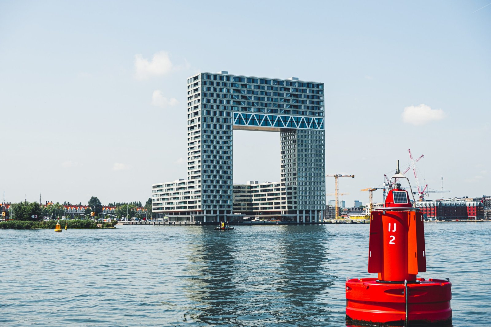 Een nieuw Amsterdams icoon aan de oude Pontsteiger