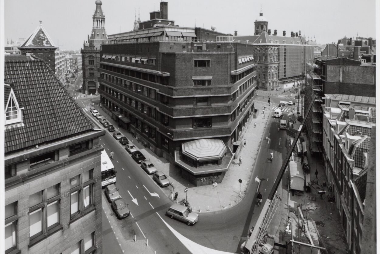 Het huidige W Hotel aan de Spuistraat