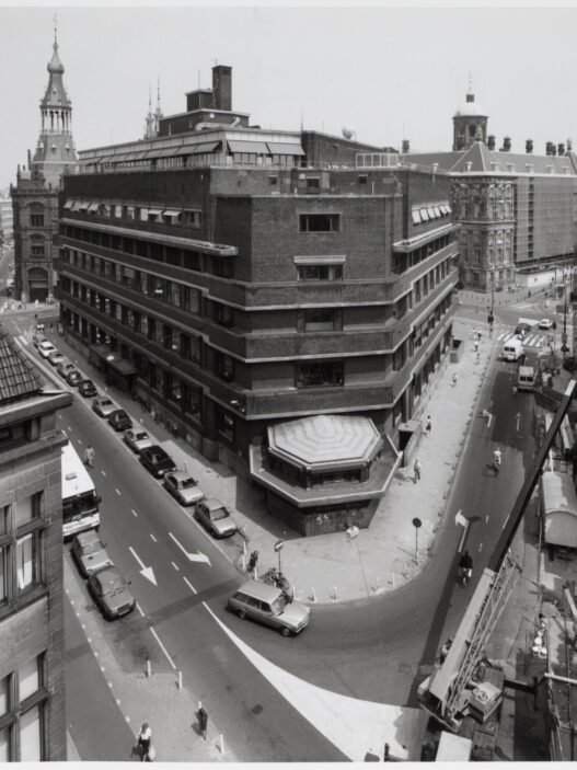 Het huidige W Hotel aan de Spuistraat