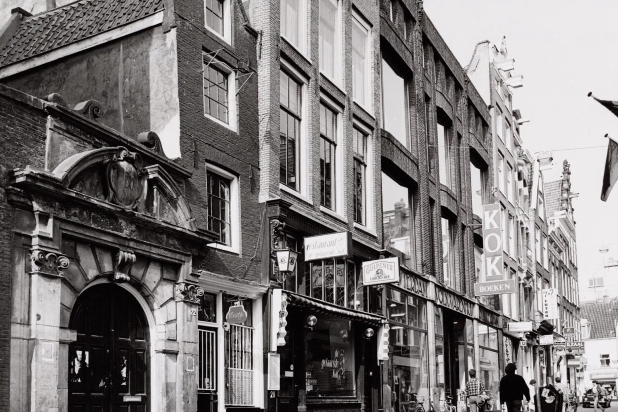 e Oude Hoogstraat met écht het smalste huisje van Amsterdam.