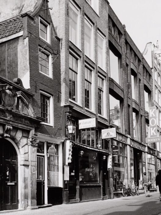 e Oude Hoogstraat met écht het smalste huisje van Amsterdam.