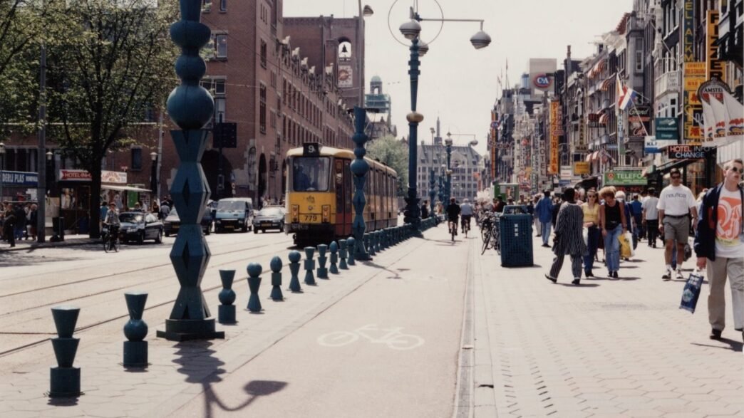 Het Damrak in juli 1996