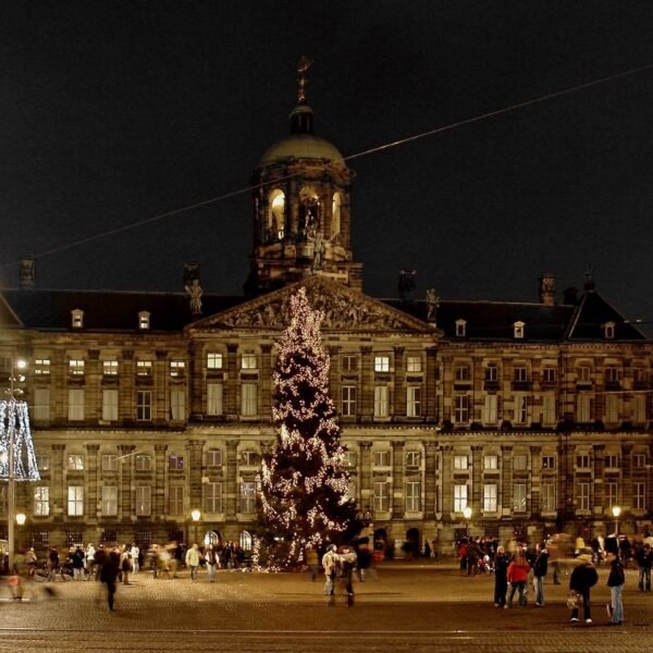 De Dam met het Koninklijk Paleis, kerstboom