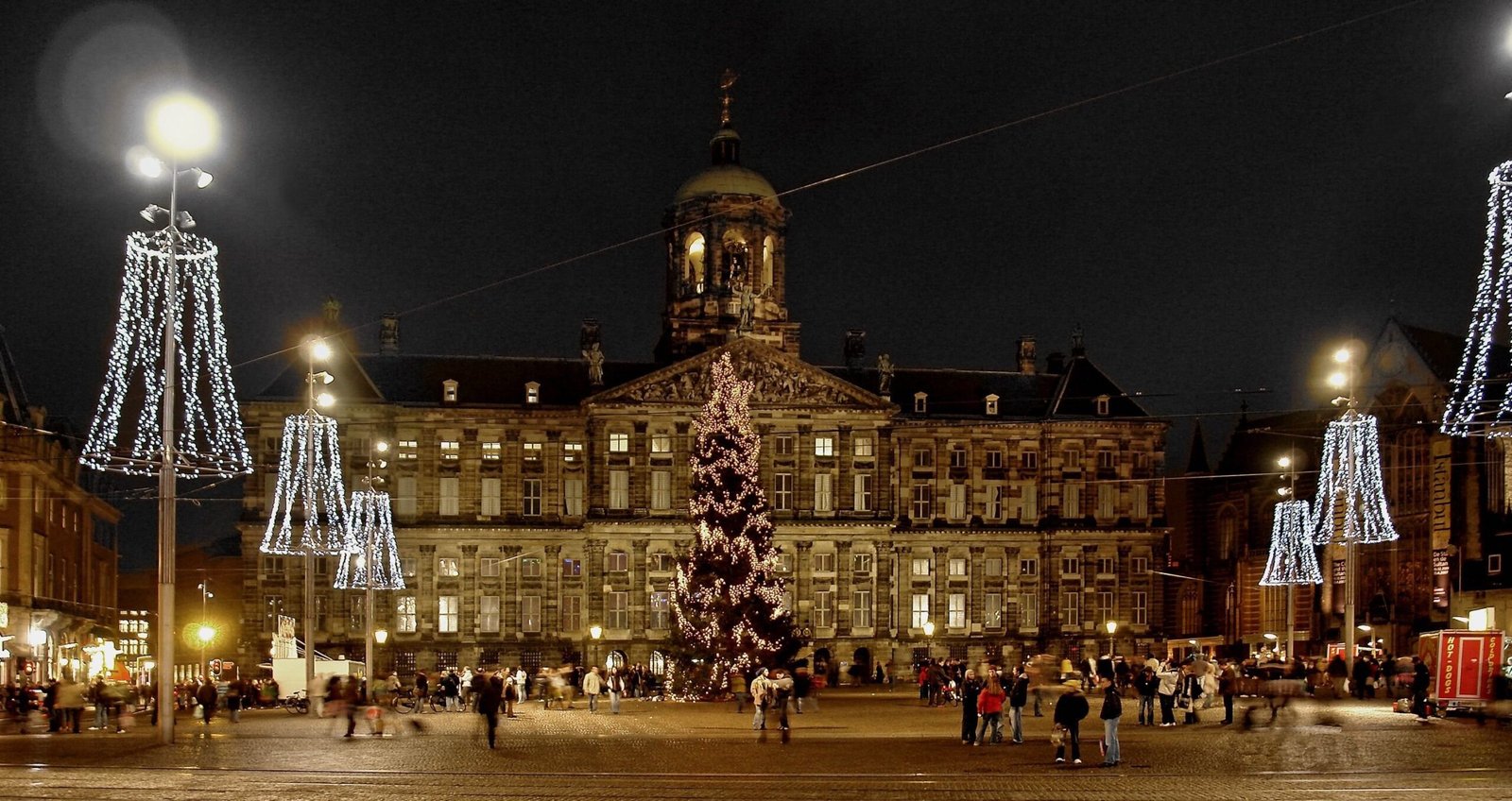 December op de Dam een geheim luik en een kerstboom? feitjes.amsterdam