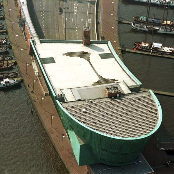 Het dak van NEMO boven de ingang van de IJtunnel.