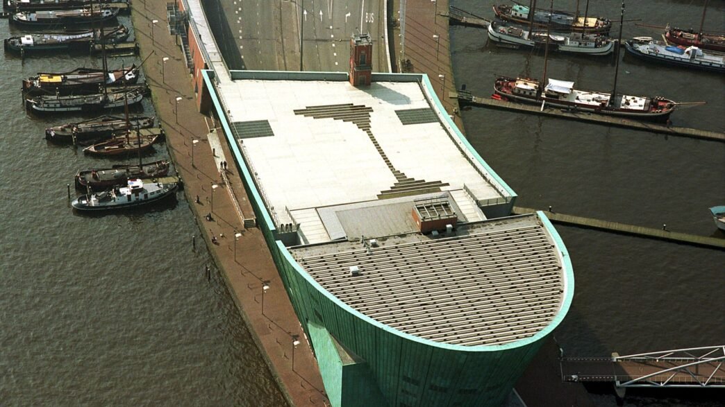Het dak van NEMO boven de ingang van de IJtunnel.