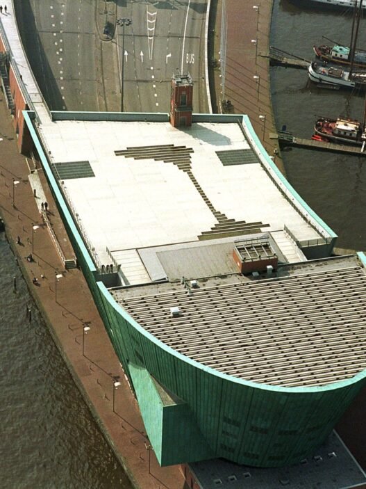 Het dak van NEMO boven de ingang van de IJtunnel.