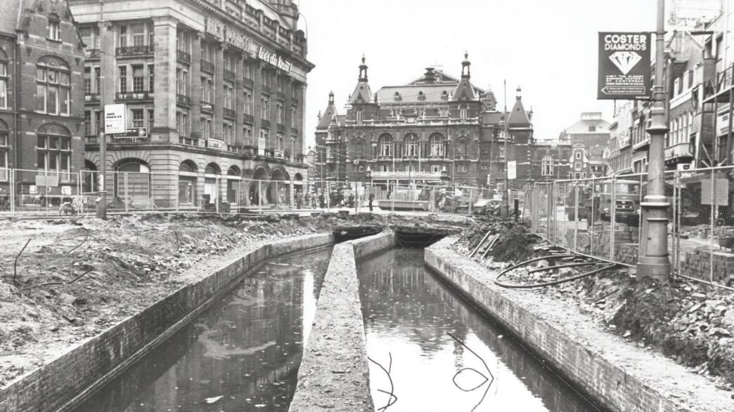 De Lijnbaansgracht op het Kleine-Gartmanplantsoen tijdens de bouw van een overkluizing in april 1987