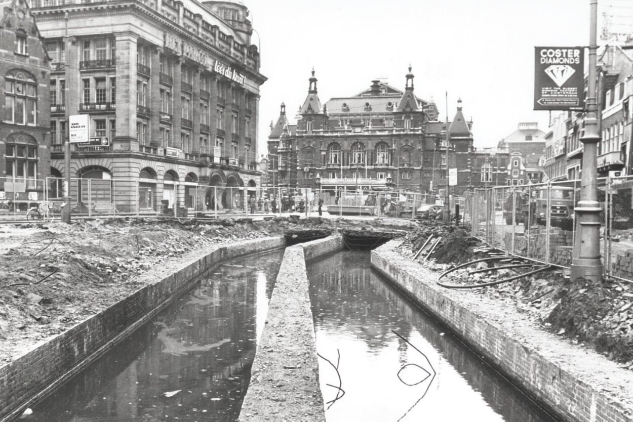 De Lijnbaansgracht op het Kleine-Gartmanplantsoen tijdens de bouw van een overkluizing in april 1987