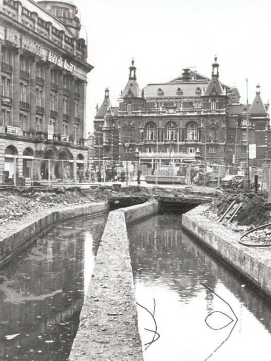 De Lijnbaansgracht op het Kleine-Gartmanplantsoen tijdens de bouw van een overkluizing in april 1987