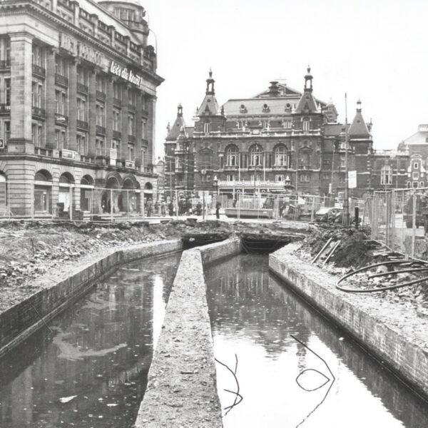 De Lijnbaansgracht op het Kleine-Gartmanplantsoen tijdens de bouw van een overkluizing in april 1987