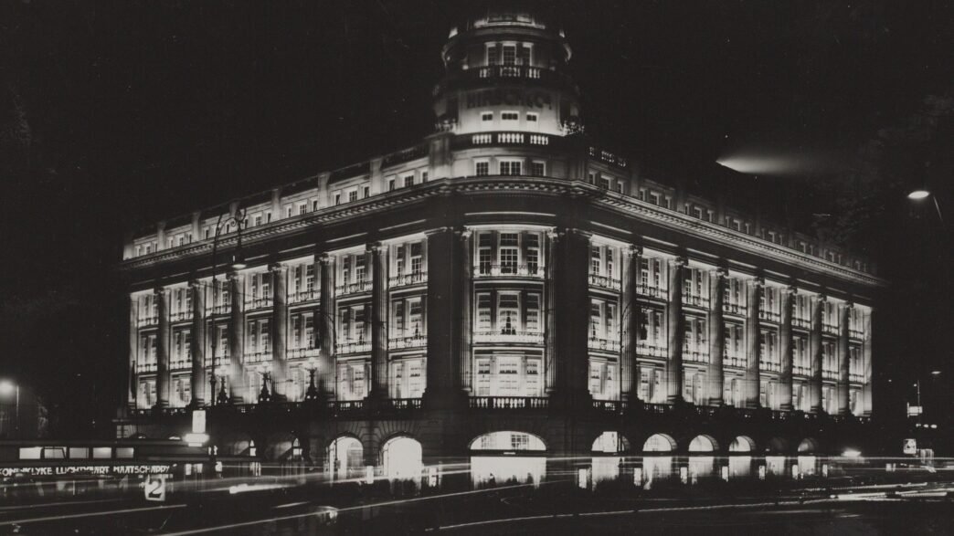 Feestverlichting op het gebouw Hirsch aan het Leidseplein
