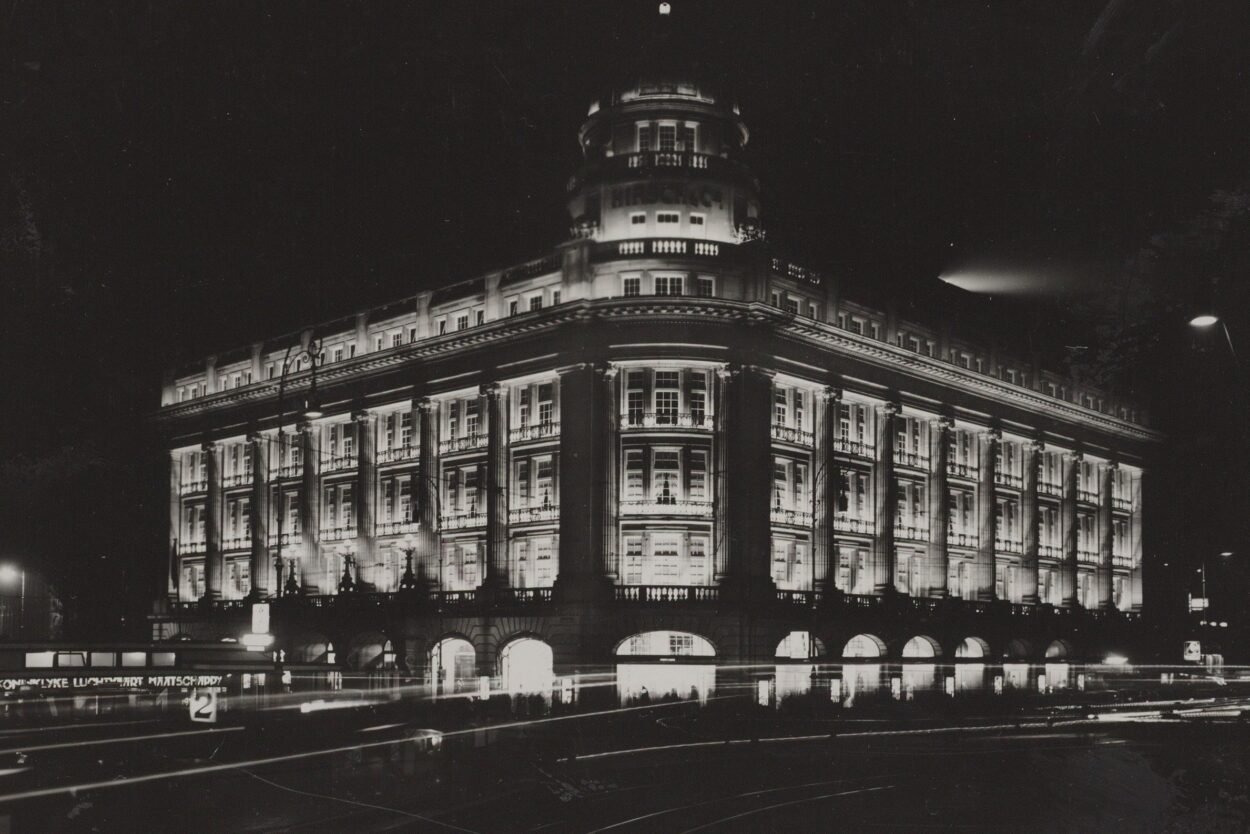 Feestverlichting op het gebouw Hirsch aan het Leidseplein