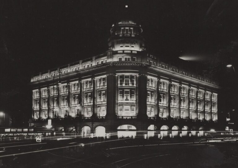 Feestverlichting op het gebouw Hirsch aan het Leidseplein
