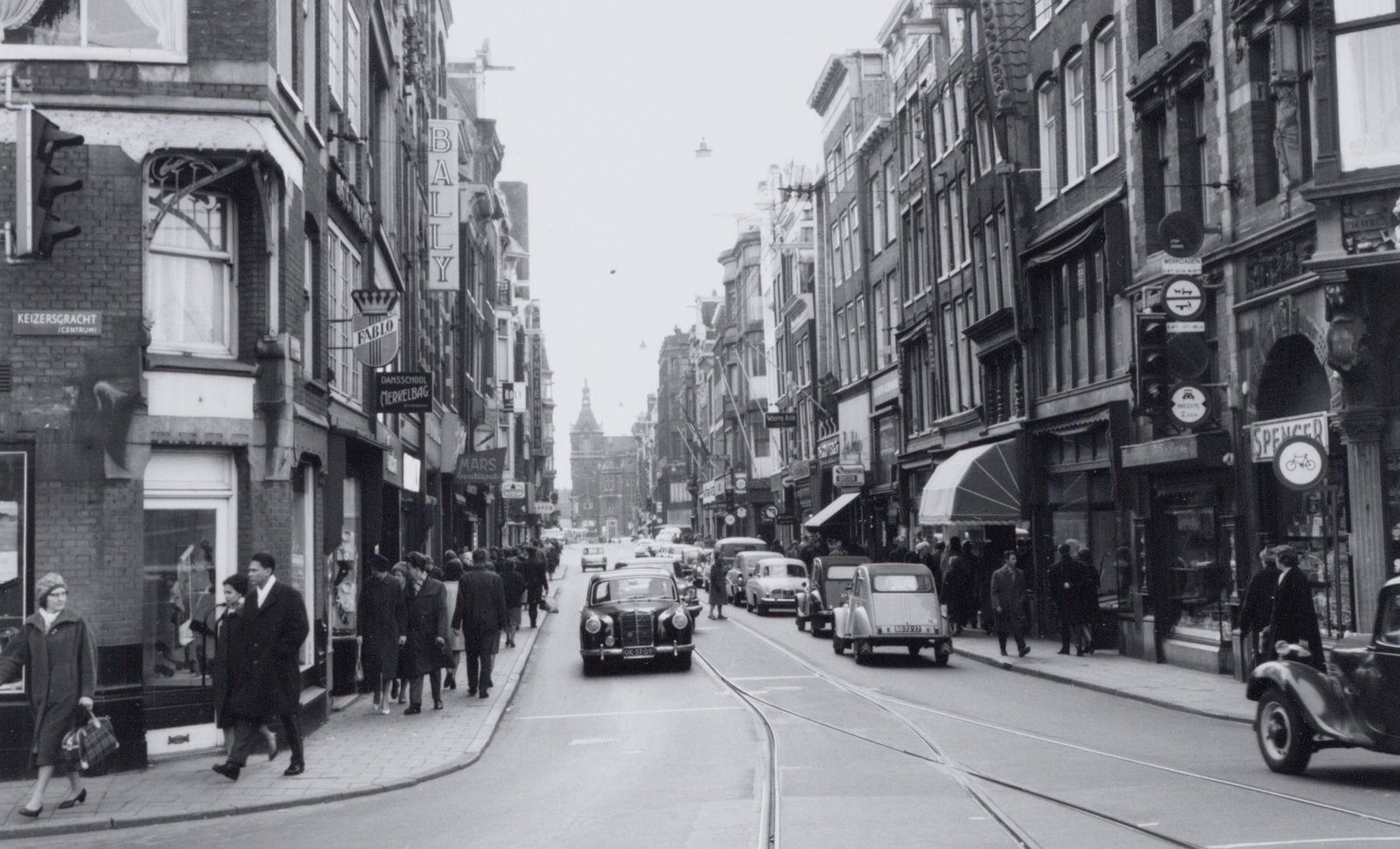 Dat kon toen nog: auto’s door de Leidsestraat