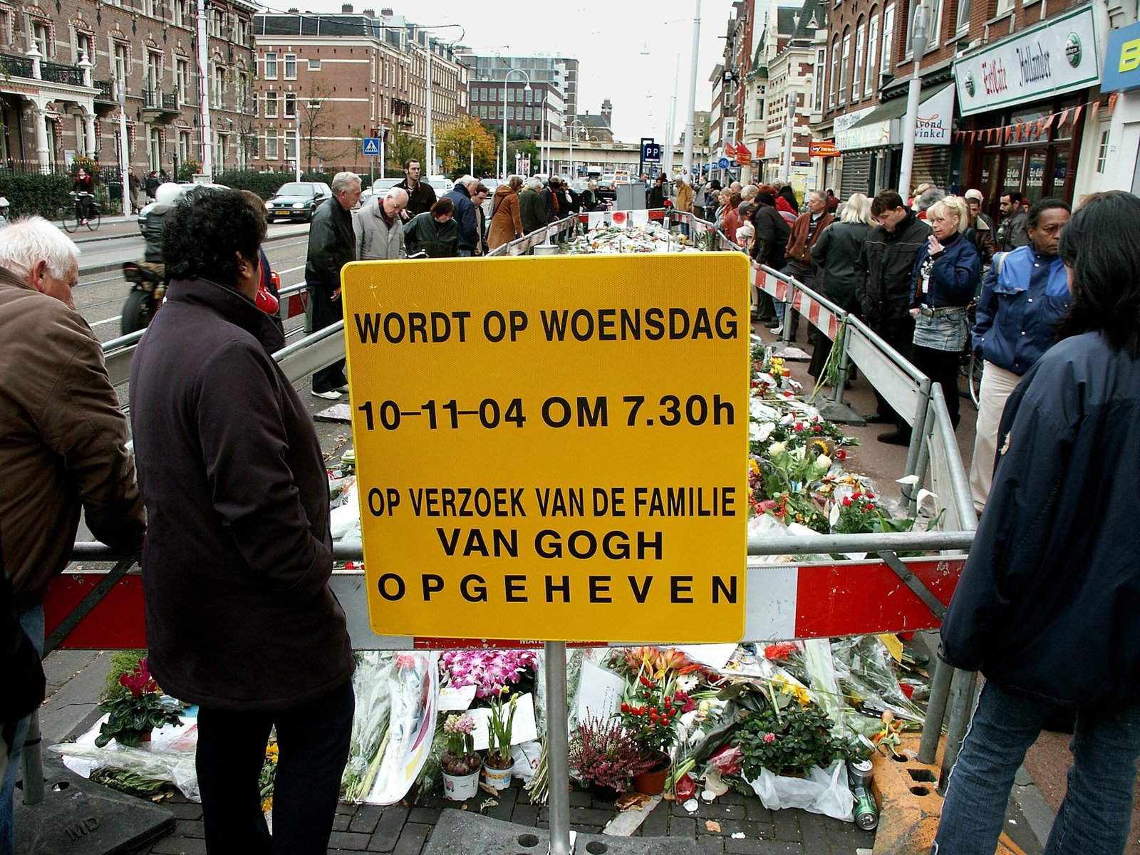 Stadsbeeld: Bloemenzee na de moord op Van Gogh in 2004